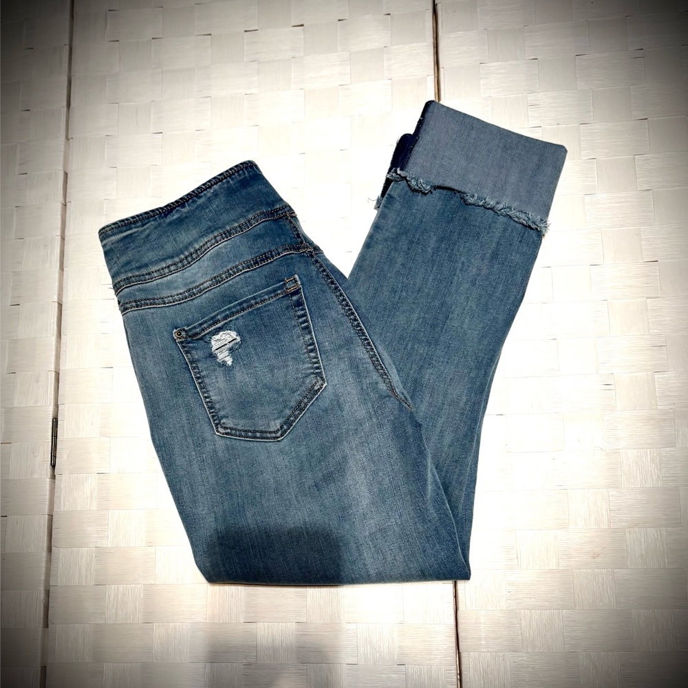 Trendy I.N.C -international concepts-Straight Pull On Cropped Jeans. Size 6/28